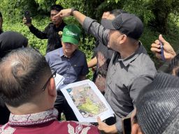 Kuasa Hukum Ahli Waris Tinjau Lokasi Tanah Sengketa di Kelurahan Larangan Cirebon