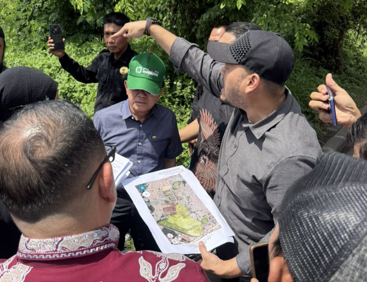Kuasa Hukum Ahli Waris Tinjau Lokasi Tanah Sengketa di Kelurahan Larangan Cirebon